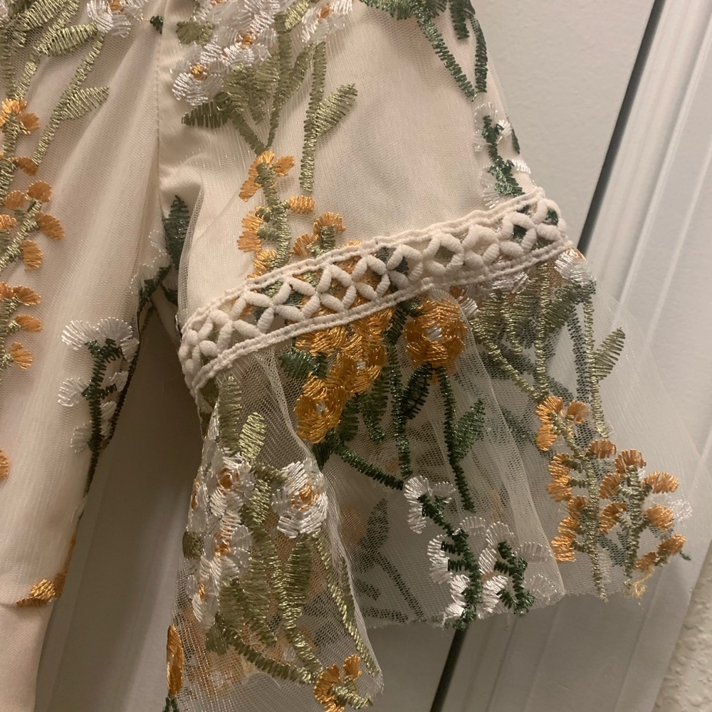 NWOT FLORAL LACE SLEEVED BOUTIQUE DRESS - Picture 2 of 3
